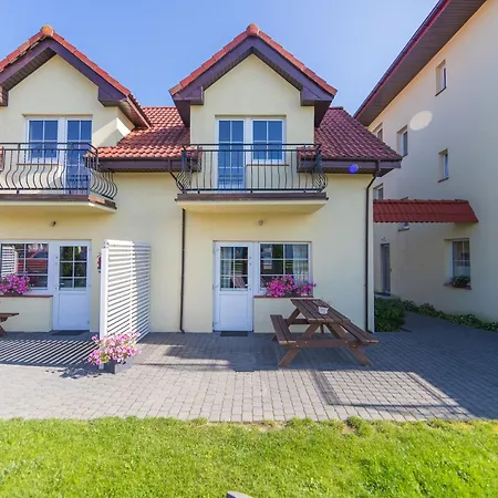 Bursztyn W Sarbinowie Blisko Morza 롯지